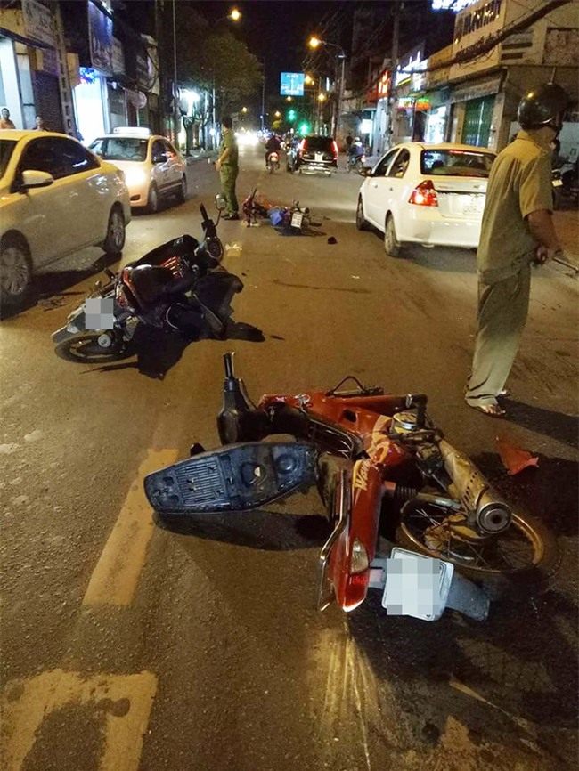 Vợ bỏ đi, con thứ bất ngờ gặp nạn, người cha vội chạy vào viện để hai con nhỏ ở nhà tự chăm nhau - Ảnh 1.