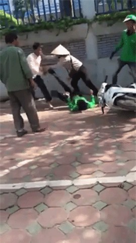 Hà Nội: Tài xế Grab Bike cầm gạch đánh nhau với xe ôm truyền thống tại bến xe Mỹ Đình - Ảnh 2.