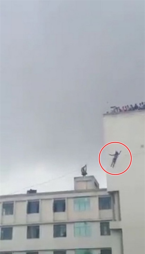 Đang dạy đu dây, huấn luyện viên bàng hoàng chứng kiến con gái rơi từ tầng 6 xuống đất tử vong - Ảnh 1.