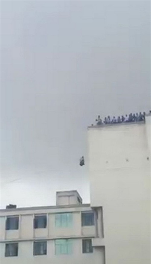 Đang dạy đu dây, huấn luyện viên bàng hoàng chứng kiến con gái rơi từ tầng 6 xuống đất tử vong - Ảnh 3.