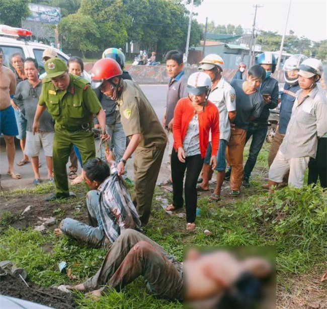 hai “cau tac” bi nguoi dan danh bat tinh, dot chay xe may gay nao loan ca vung que - 2