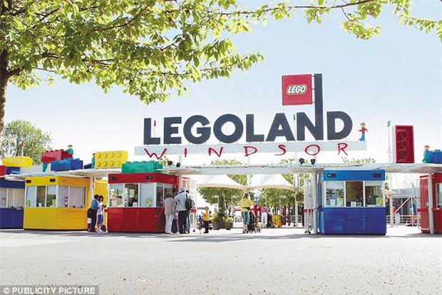 Thực hiện màn biểu diễn tại Legoland, diễn viên nhào lộn gặp chấn thương nặng, gãy cổ lần thứ hai - Ảnh 2.