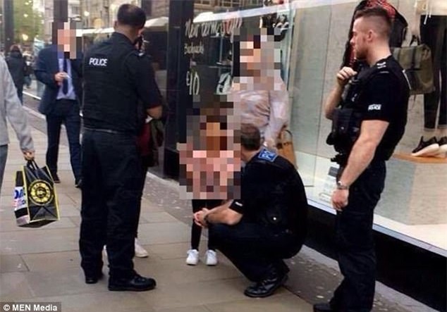 Anh: Thêm trường hợp bắt cóc trẻ em táo tợn trên đường khiến bà mẹ suýt mất con - Ảnh 2.