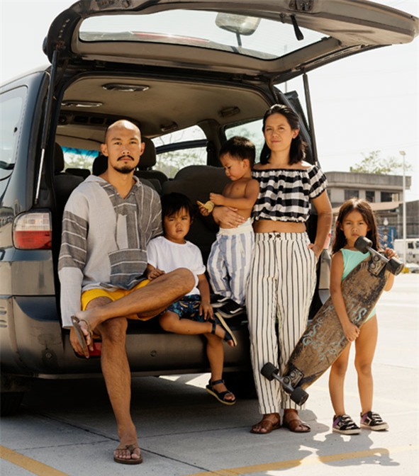 Biến biển cả thành lớp học - gia đình Philippines khiến mọi người kinh ngạc về cách dạy con của mình - Ảnh 1.