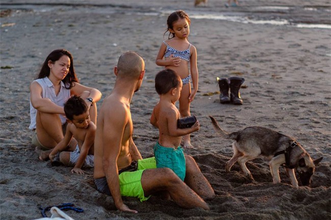 Biến biển cả thành lớp học - gia đình Philippines khiến mọi người kinh ngạc về cách dạy con của mình - Ảnh 2.