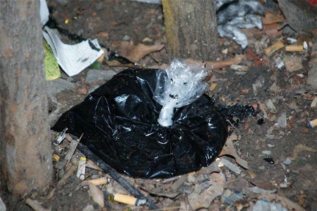 Quan tra sua cua Pham Huong bi tat son trong ngay khai truong hinh anh 3