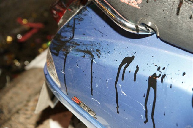 Quan tra sua cua Pham Huong bi tat son trong ngay khai truong hinh anh 4