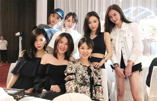 Bạn gái cũ xinh đẹp của đại thiếu gia Vương Tư Thông gây chú ý vì tiệc đính hôn xa hoa với "phú nhị đại" - Ảnh 7.