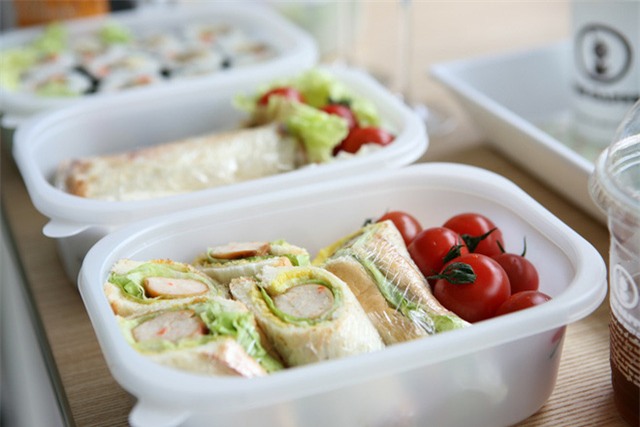 Nhiều thực phẩm tươi sống không được rửa kỹ càng trước khi xuất hiện trên bàn ăn.