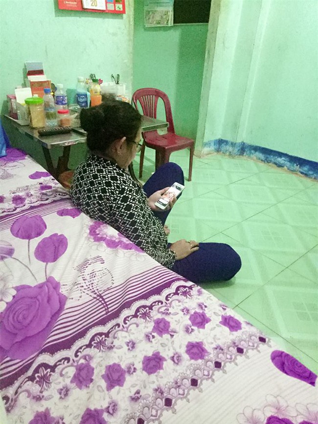 Lần đầu sử dụng điện thoại xịn, người mẹ này đã quên ăn, quên ngủ và cấm con gái đi chơi để dạy mình xài - Ảnh 2.