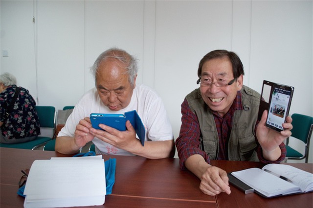 Lần đầu sử dụng điện thoại xịn, người mẹ này đã quên ăn, quên ngủ và cấm con gái đi chơi để dạy mình xài - Ảnh 4.