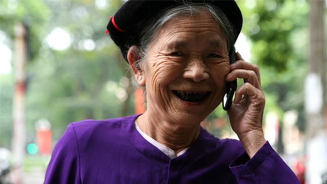 Lần đầu sử dụng điện thoại xịn, người mẹ này đã quên ăn, quên ngủ và cấm con gái đi chơi để dạy mình xài - Ảnh 7.