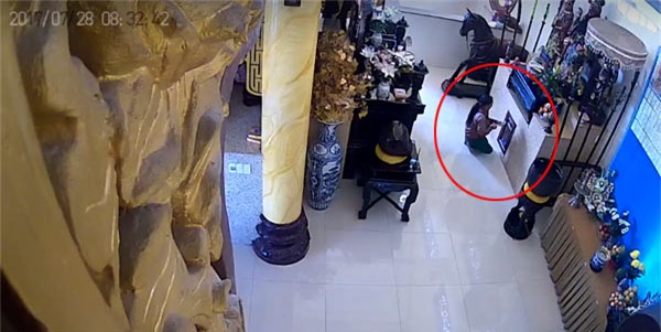 vao chua gia vo thap nhang, nguoi phu nu cau trom luon ca tien cong duc - 3