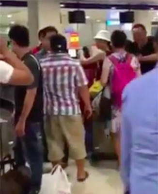 Clip: Hiếu Hiền đánh người tại sân bay gây tranh cãi trên mạng xã hội-3