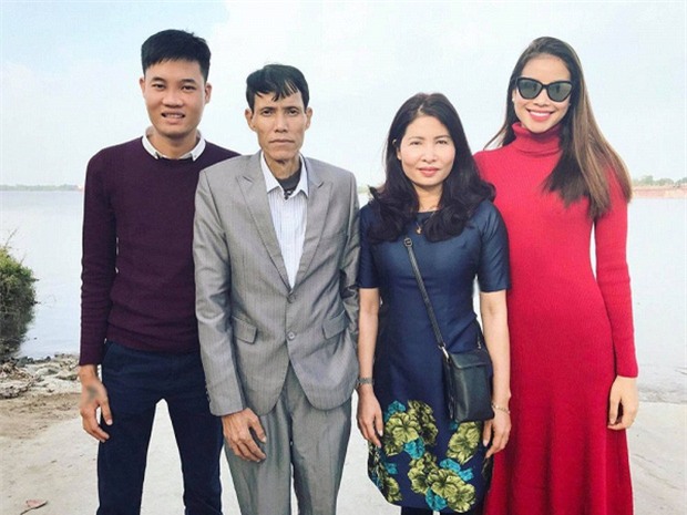 Phạm Hương lập tức về quê nhà khi nghe hung tin bố hấp hối - Ảnh 2.