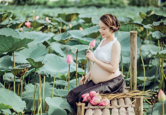 vac bung bau 8 thang di chup anh voi hoa sen, co giao tre duoc khen tam tac vi qua xinh - 1