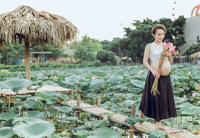 vac bung bau 8 thang di chup anh voi hoa sen, co giao tre duoc khen tam tac vi qua xinh - 10