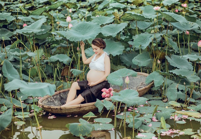 vac bung bau 8 thang di chup anh voi hoa sen, co giao tre duoc khen tam tac vi qua xinh - 11