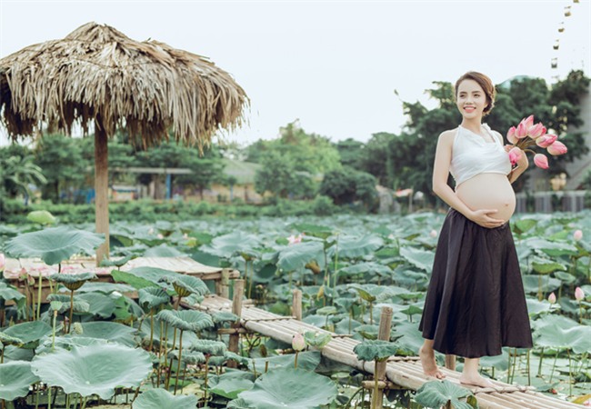 vac bung bau 8 thang di chup anh voi hoa sen, co giao tre duoc khen tam tac vi qua xinh - 13