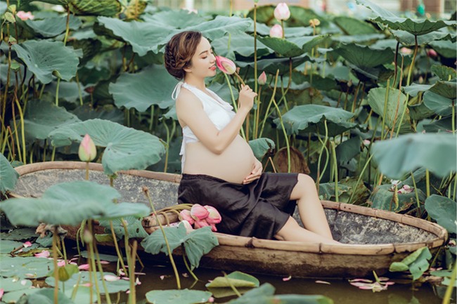 vac bung bau 8 thang di chup anh voi hoa sen, co giao tre duoc khen tam tac vi qua xinh - 14