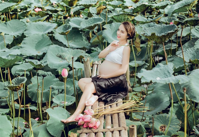 vac bung bau 8 thang di chup anh voi hoa sen, co giao tre duoc khen tam tac vi qua xinh - 4