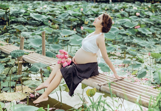 vac bung bau 8 thang di chup anh voi hoa sen, co giao tre duoc khen tam tac vi qua xinh - 5