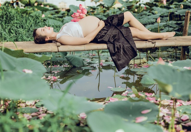 vac bung bau 8 thang di chup anh voi hoa sen, co giao tre duoc khen tam tac vi qua xinh - 6