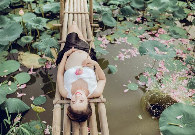 vac bung bau 8 thang di chup anh voi hoa sen, co giao tre duoc khen tam tac vi qua xinh - 7