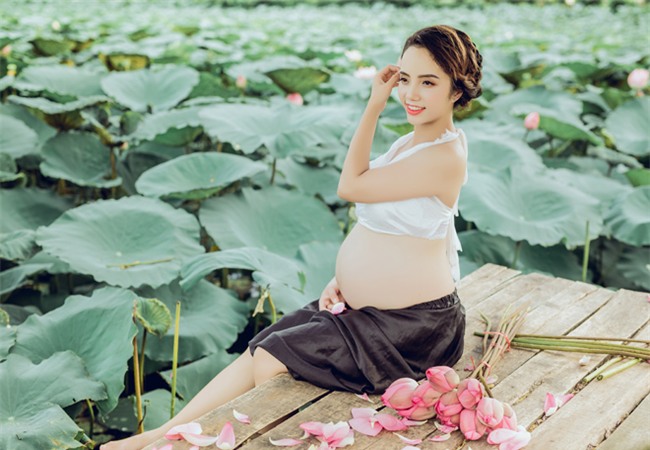 vac bung bau 8 thang di chup anh voi hoa sen, co giao tre duoc khen tam tac vi qua xinh - 8