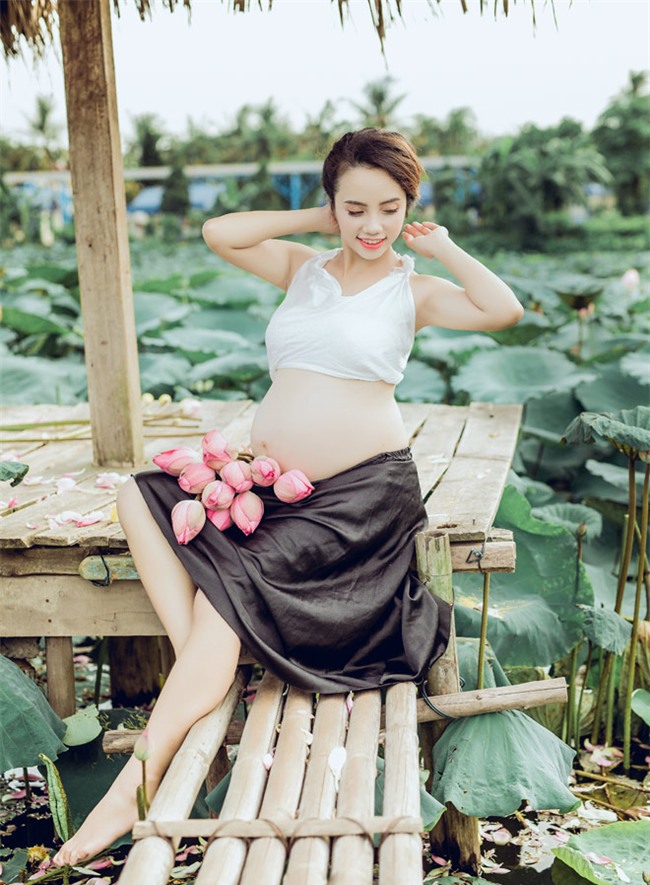 vac bung bau 8 thang di chup anh voi hoa sen, co giao tre duoc khen tam tac vi qua xinh - 9