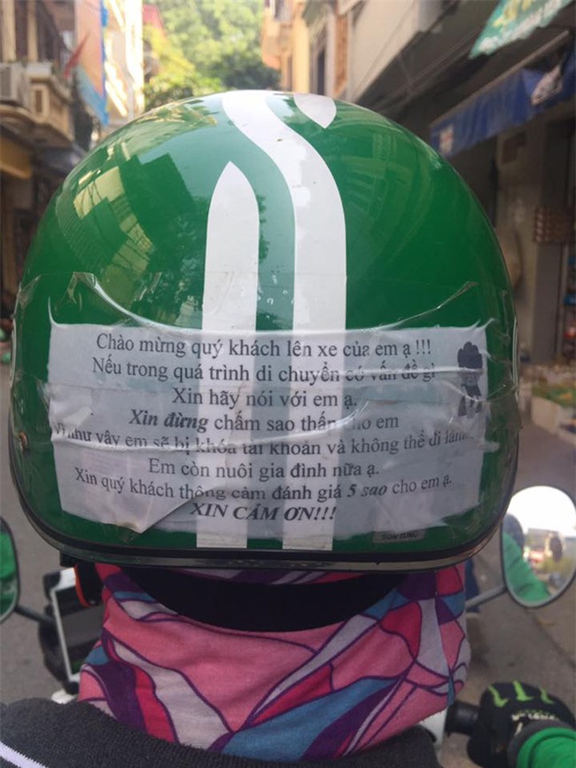 Dòng chữ trên mũ bảo hiểm của chàng trai chạy GrabBike khiến khách nữ chững lại - Ảnh 1.