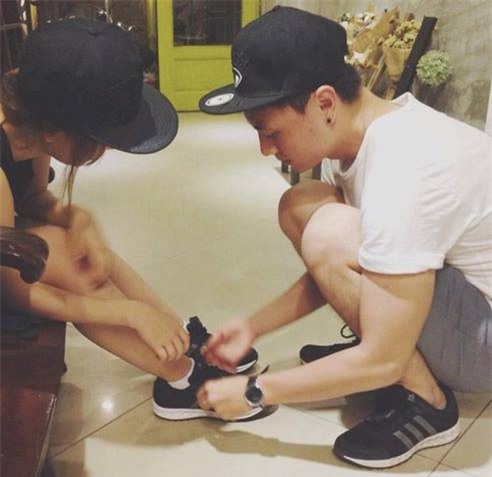 Soái ca áo đỏ quỳ gối, buộc dây giày cho bạn gái gây xôn xao mạng xã hội - Ảnh 4.