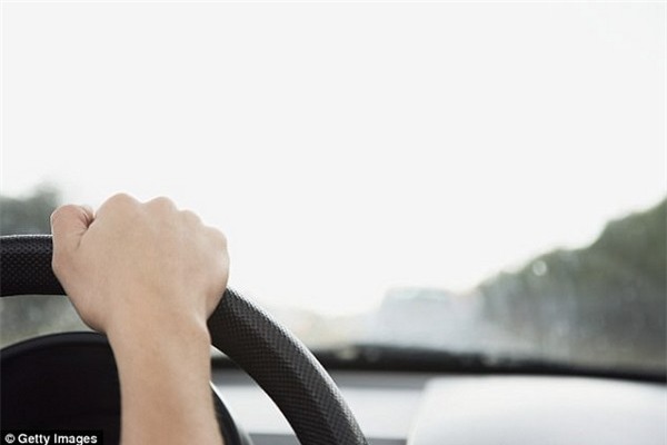 Bé gái 7 tuổi đã kịp thời điều khiển xe để giải nguy khi cha của mình bị bất tỉnh do dùng thuốc quá liều (Ảnh minh họa)