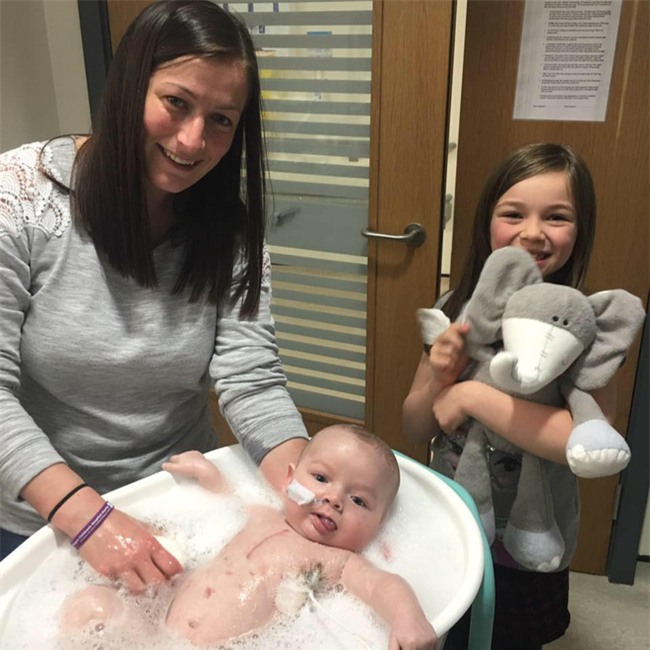 Em bé sơ sinh kiên cường nhất quả đất, giành lại sự sống từ tay tử thần sau 15 tiếng đồng hồ tim ngừng đập - Ảnh 6.