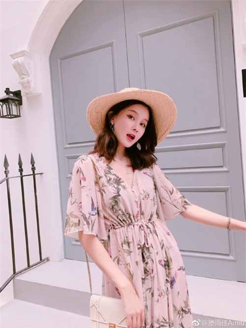 Nữ sinh viên xinh đẹp bỏ học, kiếm trăm tỷ mỗi năm - Ảnh 2.