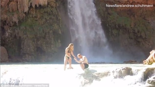  Cầu hôn bạn gái bên thác nước cho hoành tráng, chàng trai không ngờ rơi vào tình huống dở khóc dở cười - Ảnh 3.