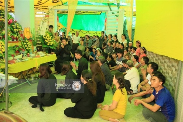 Phạm Hương liên tục khóc nấc, gương mặt tiều tuỵ trông thấy khi lo hậu sự cho bố - Ảnh 17.