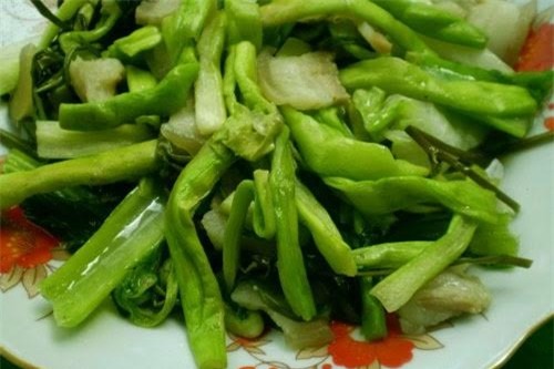 Thời gian gần đây, nhiều bà nội trợ ở Hà Nội thường tìm mua bèo tây về nấu canh chua hoặc xào với thịt lợn, bò...