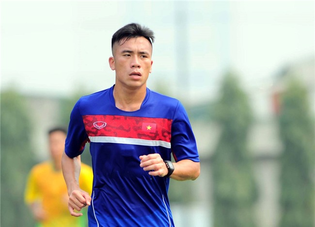 Tiến Dụng từng lỡ hẹn với U20 World Cup vì chấn thương, nay anh lại lỡ hẹn với SEA Games 29 vì không thể cạnh tranh xuất chính với Duy Mạnh, Xuân Trường và Tuấn Anh.