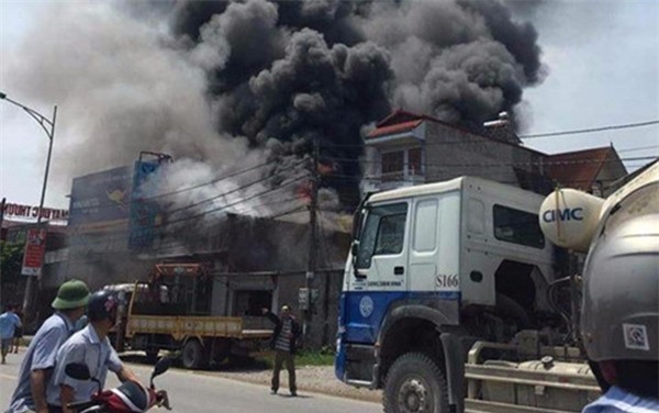 chay-xuong-san-xuat-banh-keo-o-ha-noi-2-benh-nhan-dang-cap-cuu-van-hon-me-nguoi-than-dung-ngoi-khong-yen-1