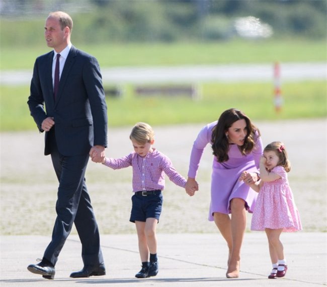 Xem cách công nương Kate Middleton khéo léo xử lí cơn ăn vạ của con y như một chuyên gia tâm lý - Ảnh 1.