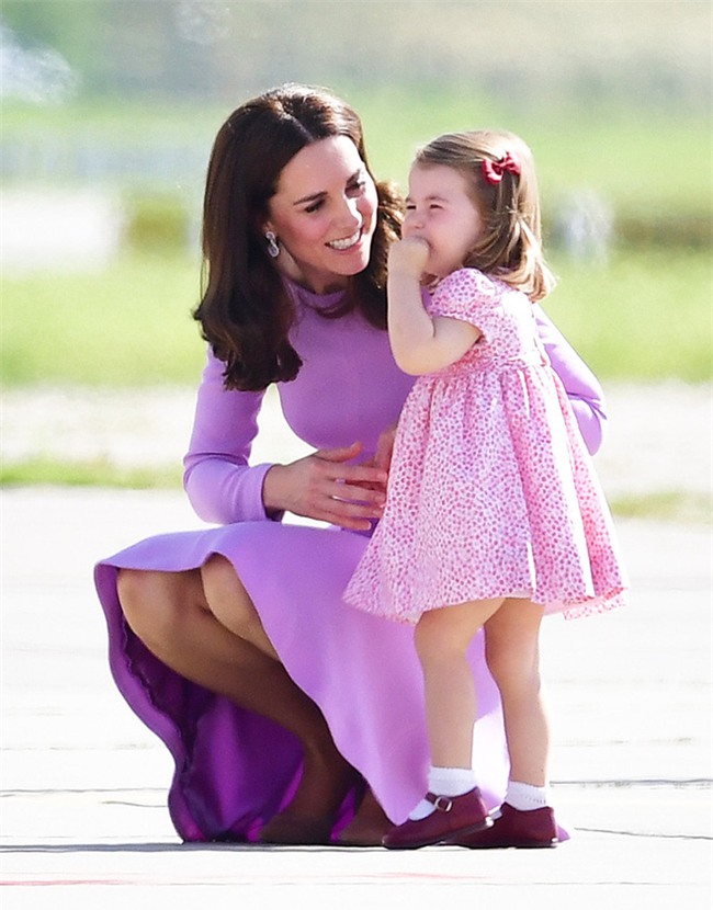 Xem cách công nương Kate Middleton khéo léo xử lí cơn ăn vạ của con y như một chuyên gia tâm lý - Ảnh 3.