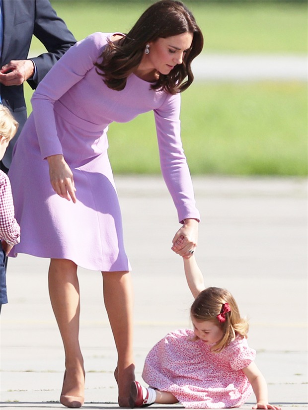 Xem cách công nương Kate Middleton khéo léo xử lí cơn ăn vạ của con y như một chuyên gia tâm lý - Ảnh 4.