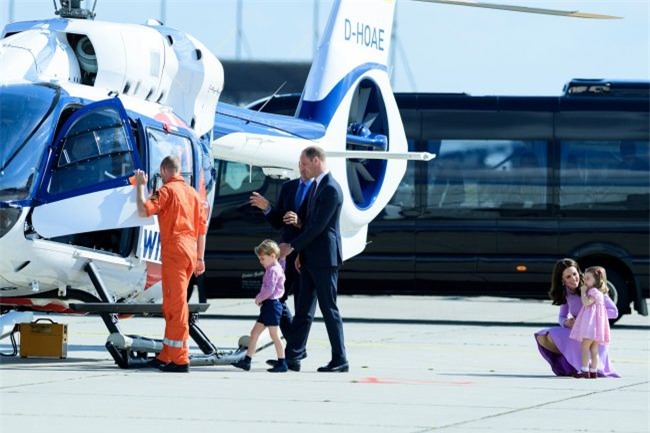 Xem cách công nương Kate Middleton khéo léo xử lí cơn ăn vạ của con y như một chuyên gia tâm lý - Ảnh 5.