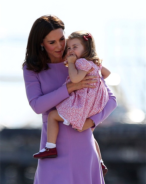 Xem cách công nương Kate Middleton khéo léo xử lí cơn ăn vạ của con y như một chuyên gia tâm lý - Ảnh 6.