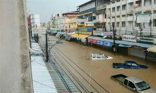 Loạt ảnh đáng sợ về thảm cảnh ngập lụt đang khiến người dân Thái Lan khốn đốn - Ảnh 11.