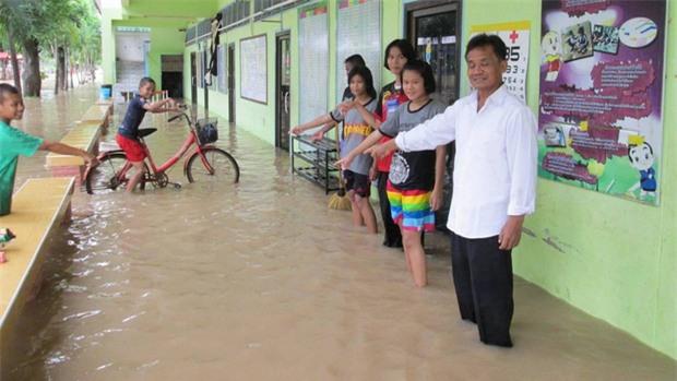 Loạt ảnh đáng sợ về thảm cảnh ngập lụt đang khiến người dân Thái Lan khốn đốn - Ảnh 2.