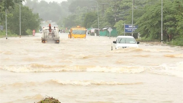 Loạt ảnh đáng sợ về thảm cảnh ngập lụt đang khiến người dân Thái Lan khốn đốn - Ảnh 3.