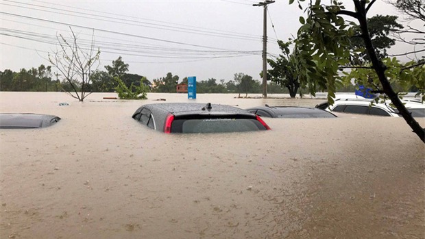 Loạt ảnh đáng sợ về thảm cảnh ngập lụt đang khiến người dân Thái Lan khốn đốn - Ảnh 5.