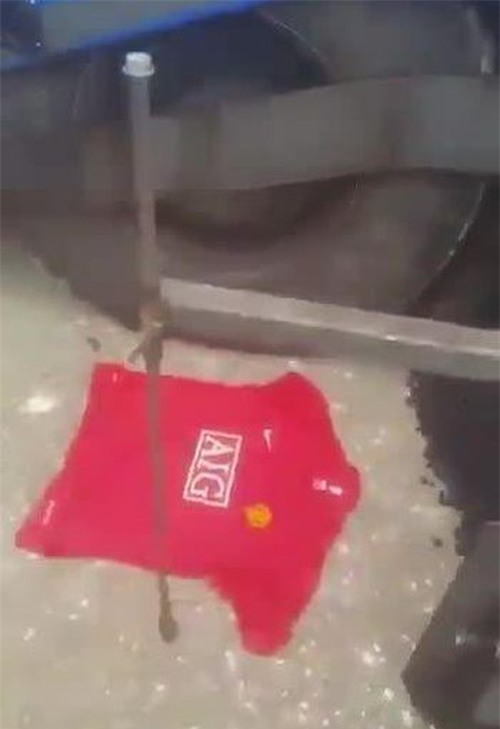 CĐV hả hê chôn áo Man Utd trong sân Etihad của Man City - Ảnh 2.